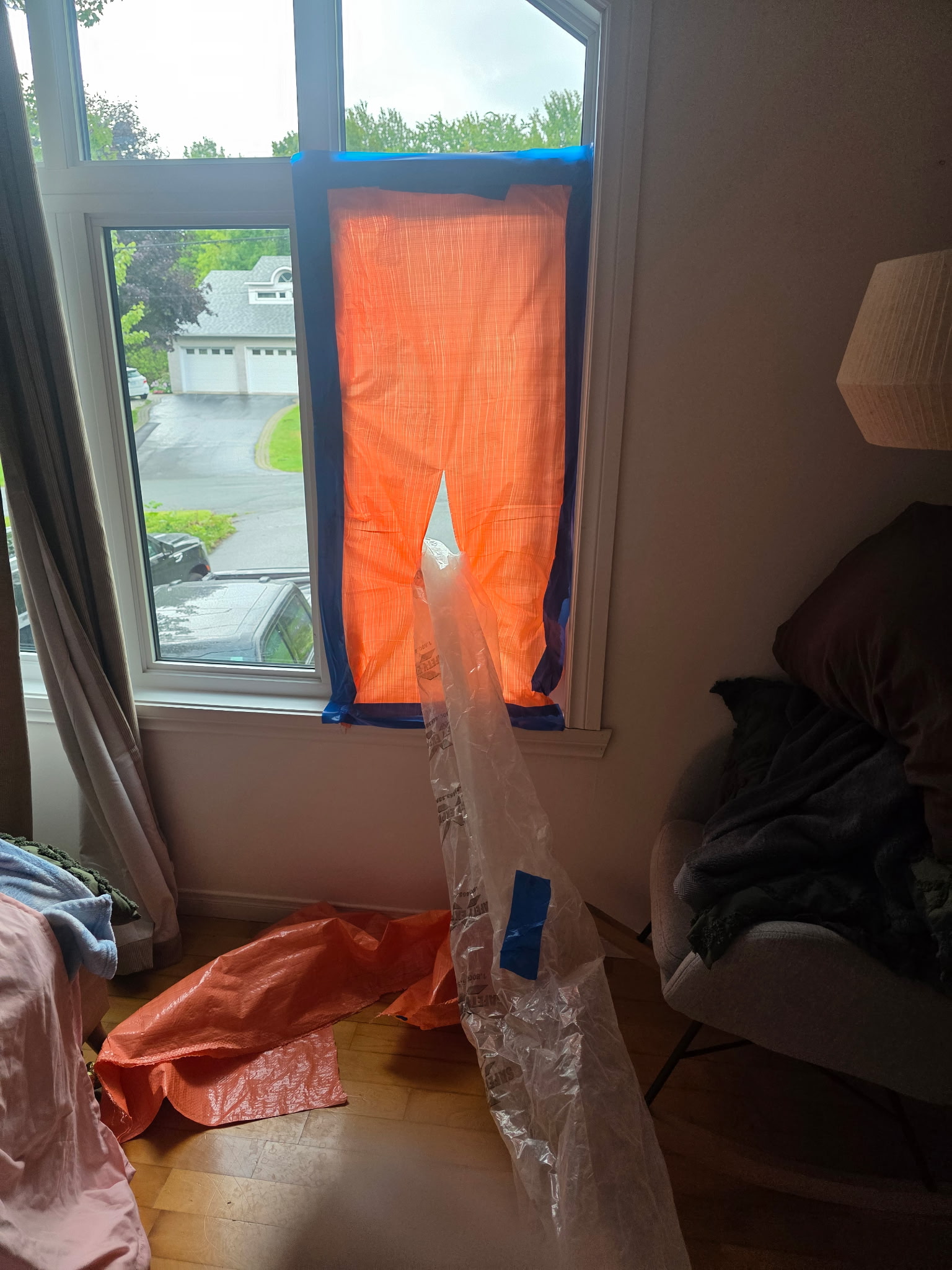 Fenêtre scellée avec membrane pour l'évacuation d'air durant une décontamination